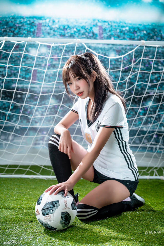 气质美女长筒袜热裤,超可爱的美少女足球宝贝哦