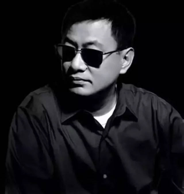 影迷喜欢亲切称其"墨镜王.