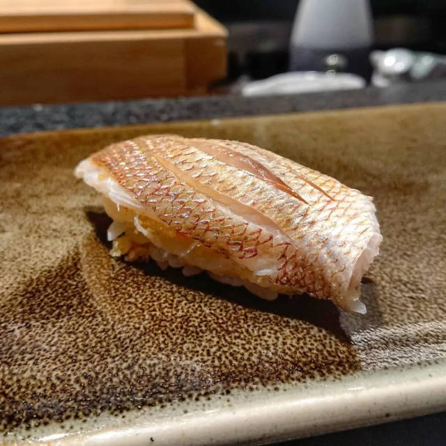 1 すし 鮨 春日子鲷寿司 鲷鱼是高蛋白低脂肪的白身鱼类,口感