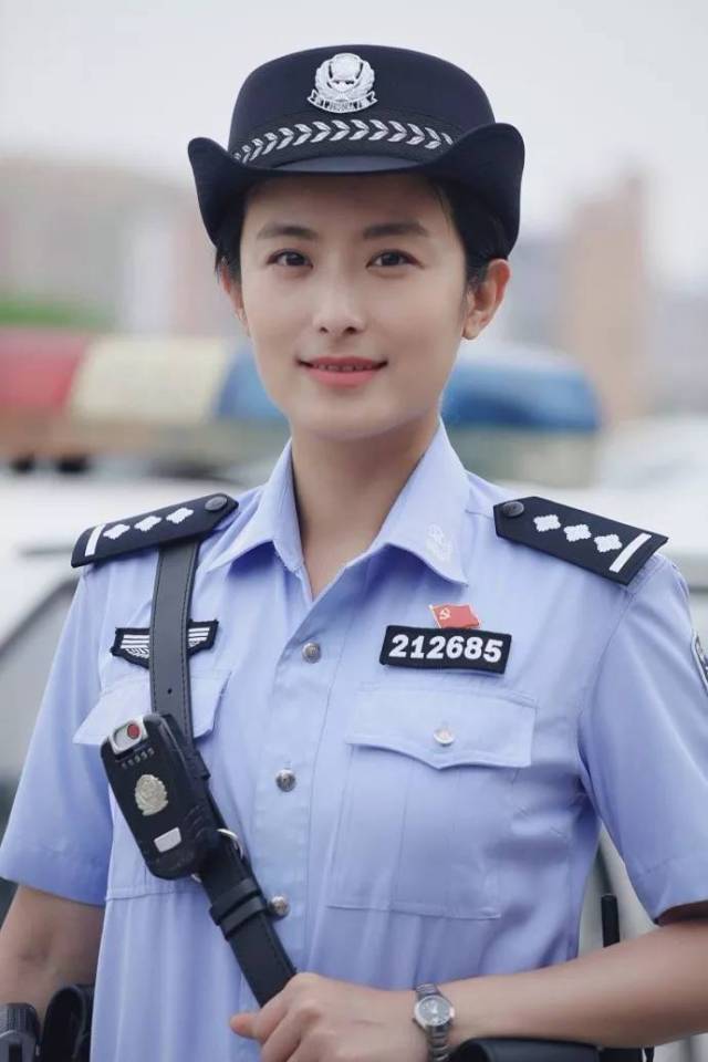 穿上警服,又是英气十足,秀丽稳重的女警花.