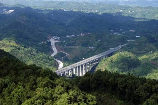 东临璧城街道,南连大兴镇,西连铜梁县华兴镇,北与璧山区河边镇,铜梁县