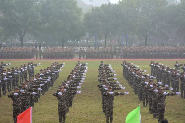 先进连, 优秀学员等的证书之后, 校党委书记吕传毅为71345部队授锦旗