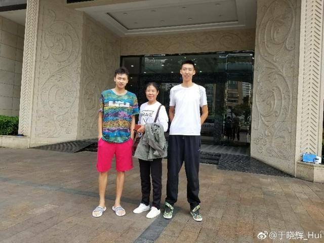 新疆广汇男篮故技重施,签下华侨大学2米14中锋于晓辉!