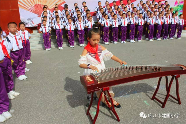 点赞| "经典时光 诗意童年"临江市建国小学千人诵读活动!