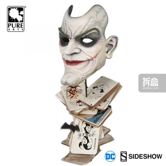 joker) 小丑面具1:1胸像,底座是一连串的小丑扑克牌,上面还附带一枚可