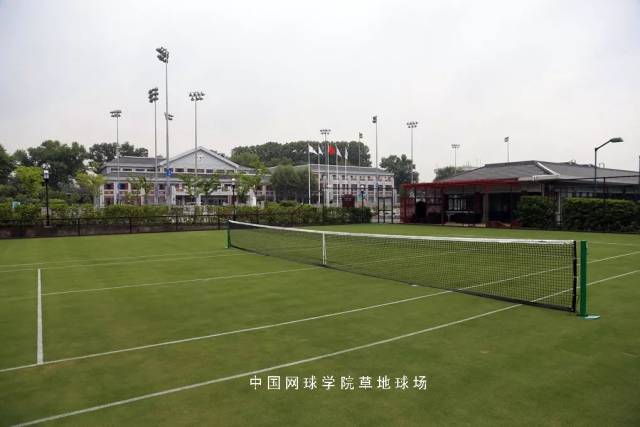 中国网球学院是南京体育学院的下属学院,学院建在原中央体育场赛马场