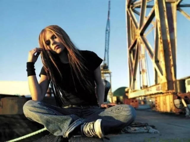 avril lavigne,这位在一些人眼里已经过气的摇滚天后,是很多80,90后