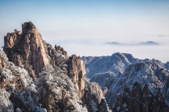 这里的景色奇雄怪绝,数不尽的崇山峻岭,悬崖峭壁.