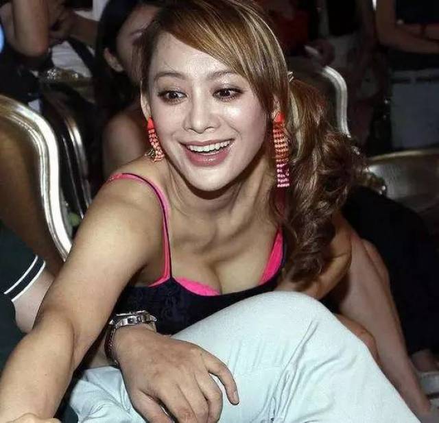 宁静古铜色皮肤加上超级好的身材,又配上一双能够说话勾人的性感红唇