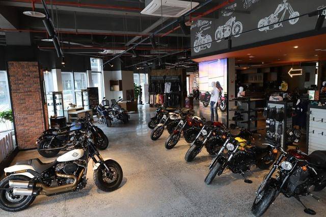 二楼为哈雷摩托车展厅,哈雷服饰区及哈雷重庆h.o.g会员区.