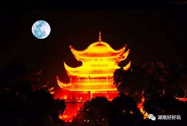 雨湖夜景 雨湖公园位于湘潭市中心,湘江一侧.