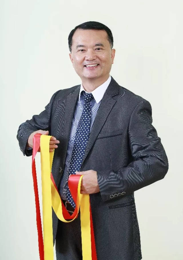 2004,姚明创办姚明织带饰品有限公司,任公司董事长,专业从事涤纶织带