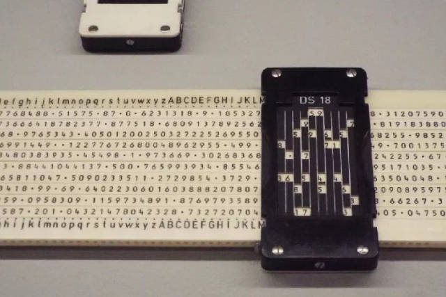 在密码学和机械学当中十分经典的达芬奇密码筒设计,图为根据达芬奇