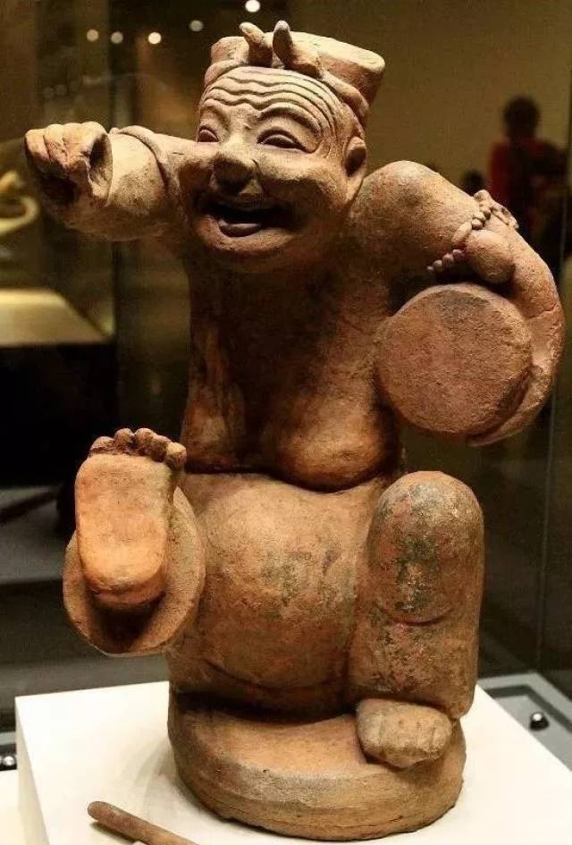 这件东汉击鼓说唱俑,以写实主义的手法,传神地再现了正在说唱的俳优