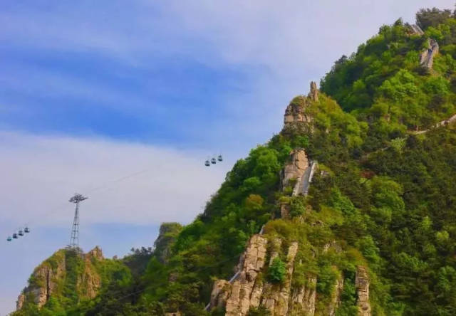 轿顶山景区位于南太行腹地辉县市西北部沙窑乡小井村,北接万仙山,西连