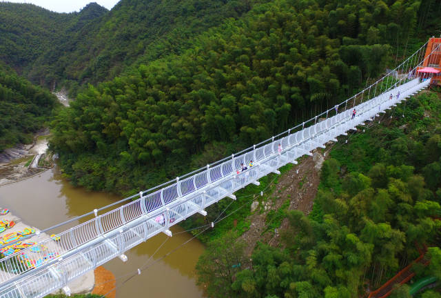 记者来到六安市霍山大峡谷风景区采访,据景区负责人介绍,今天游客比