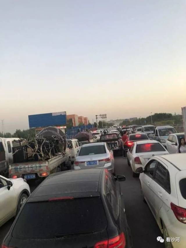 提醒:邢台沙河大桥,天天堵车,有急事的朋友请绕行.