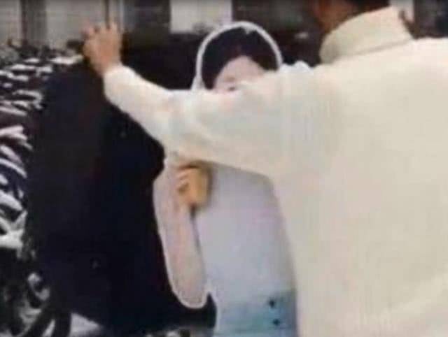 鹿晗被粉丝抱走,王俊凯被强吻,这些人形立牌在诉说着什么?