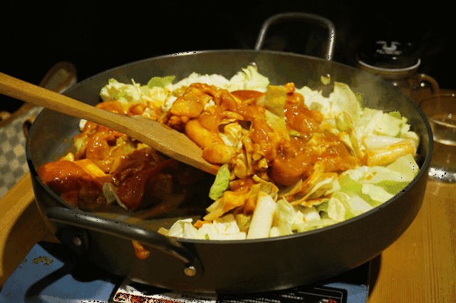 炒菜时,到底要不要加水?饭店大厨:教你这招,当厨师饭店争着要
