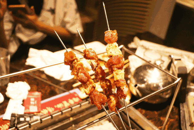 底下的小分格是用来架烤肉串的,链条移动烤肉串就 会自动旋转,这时候