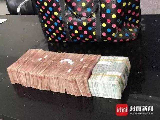 男子小区电梯捡到一个袋钱,28万全是现金!吓得