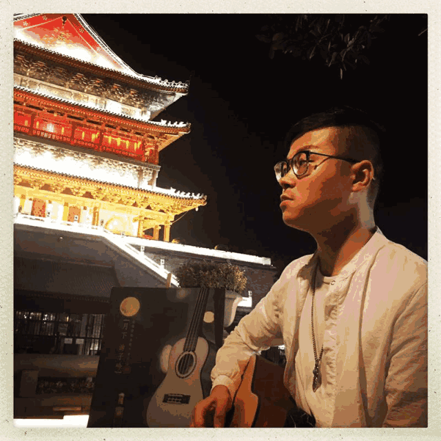歌手黄志诚在西安漂了十年,也追了十年,每次路过钟楼,都觉得好像每
