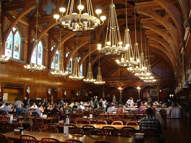 哈佛大学的豪华食堂,跟进入宫殿一般,无人打饭全是自助!