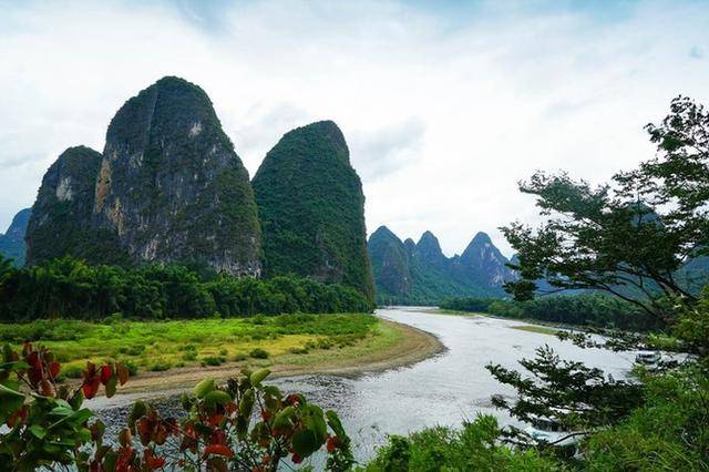 漓江右岸三座山峰相连,像一只缩着颈子的双峰骆驼,似向江边走来,名