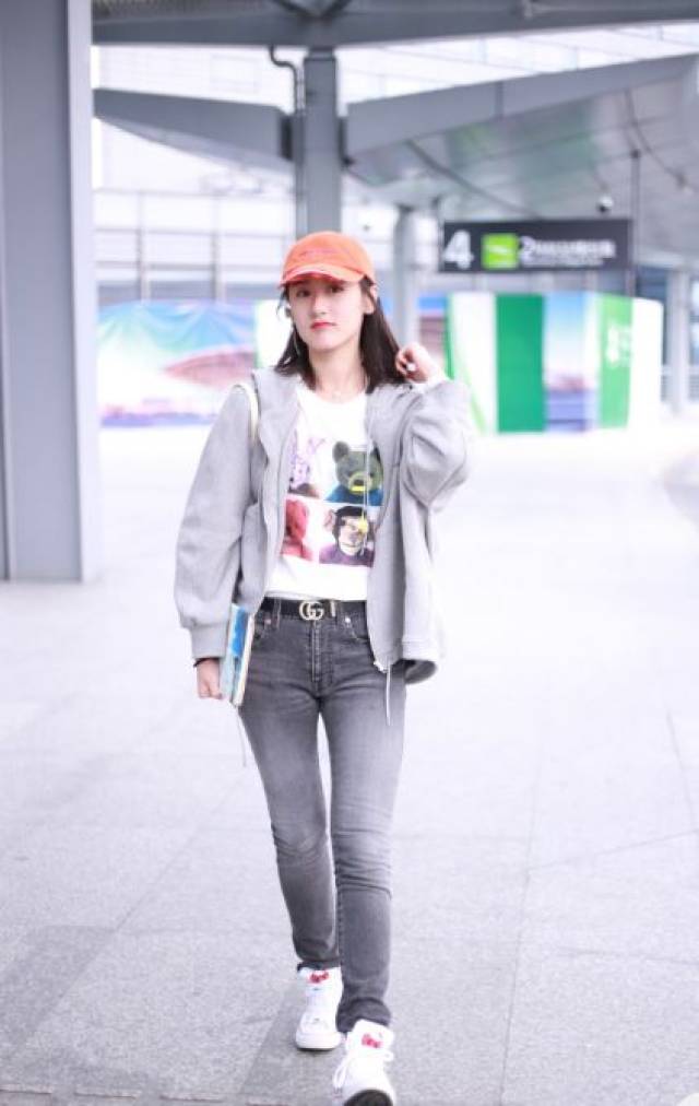 袁冰妍穿灰色外套内搭白色印花t恤现身机场 比v挥手笑容迷人