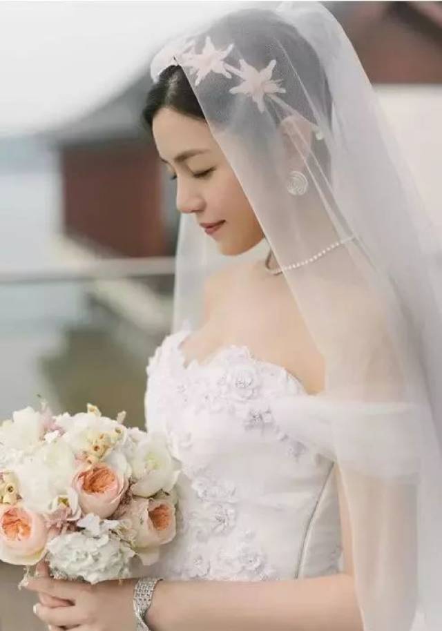 刘诗诗林依晨结婚时美到不行的发型,换上一百遍都嫌不