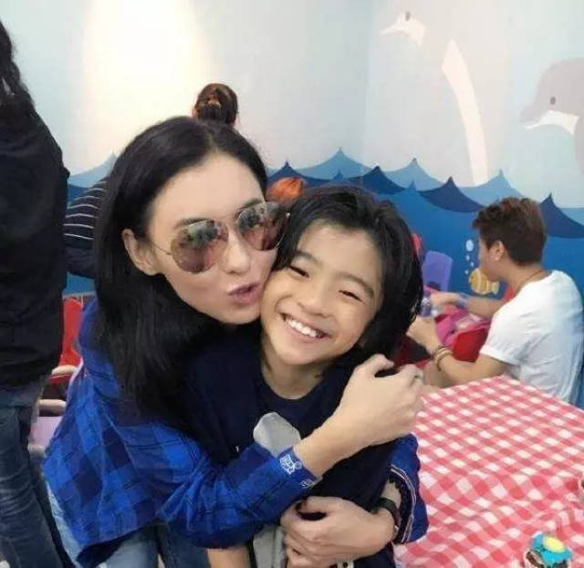 真被周星驰说中了?张柏芝大儿子lucas开始抵触镜头