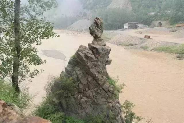 三涂山就变成了仙境 涂山怀夏禹,雾霭雨纷纷 三涂山下望夫石 这个涂山