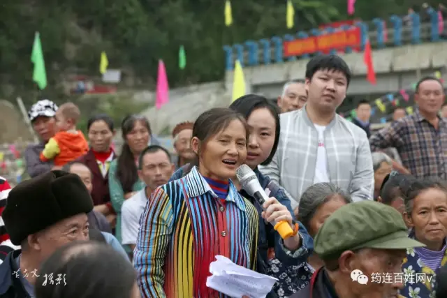 筠连联合苗族乡联新村几百人一起过中秋,又唱又跳的好热闹!