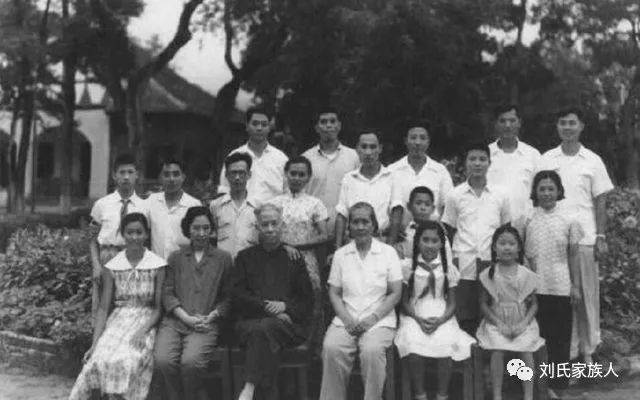 这是刘少奇长子刘允斌在苏联全家福,1950年与同学玛拉-费德托娃结婚