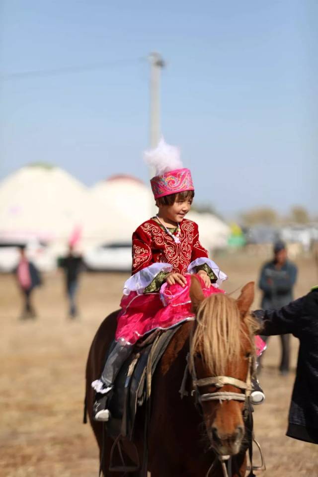 震撼！精河县举办首届木特塔尔沙漠文化旅游节