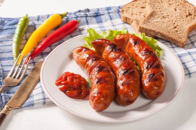 在英语中,香肠(sausage)一词来源于拉丁词根salsus,意思是"盐腌的".