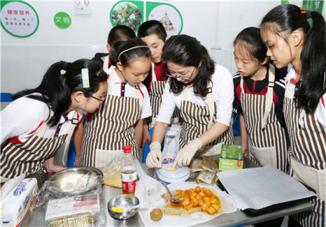 合肥:中学生职业体验 中秋感恩劳动者