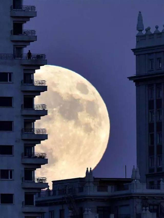 中秋快乐:月亮代表我的心,全世界最美的月亮送给你