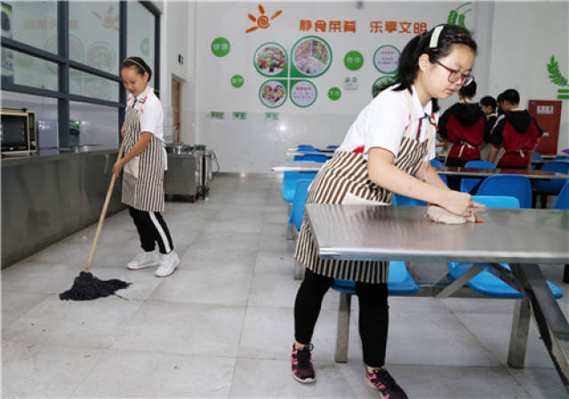 合肥:中学生职业体验 中秋感恩劳动者