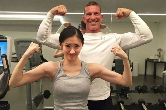 上,两腿并拢伸直,两手向两边张开呈180度,掌心向上,然后两腿向左摆动