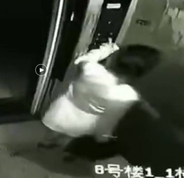 不忍直视!绍兴一女子竟公然在小区电梯里小便.