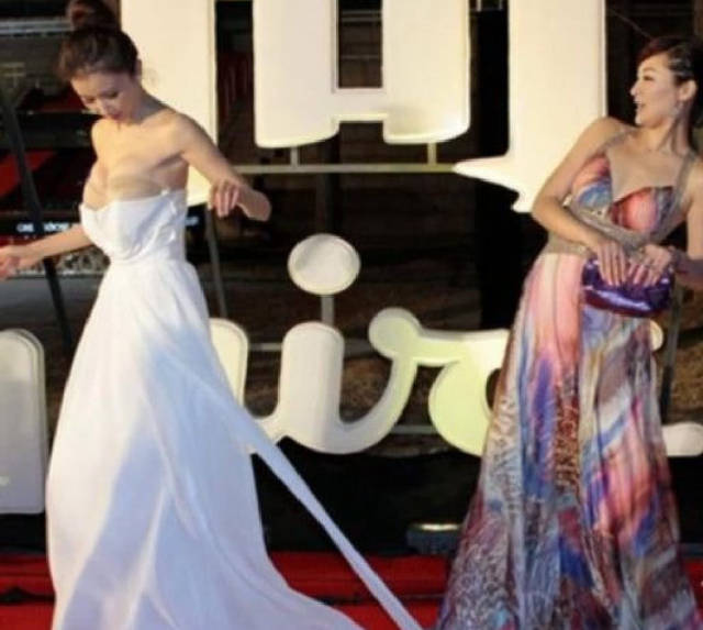 她裙子突然滑落,有谁注意到女主持人脚下的动作?网友骂声一片!