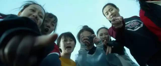 影片的最后,是导演对当年真正遭受过校园暴力孩子的采访.