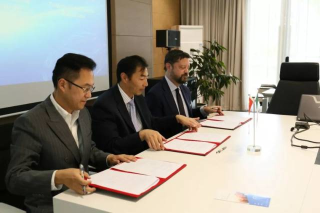 上海国际汽车城与意大利经济发展委员会签署合