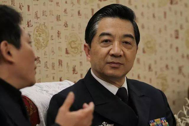 在那个时代大家都骑自行车,局座早已是开车一族.