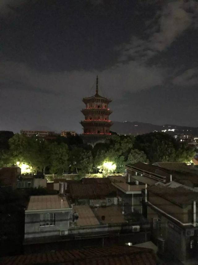 泉州开元寺东西塔,中秋夜亮灯了?