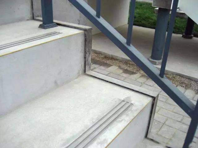 防滑条和挡水线 楼梯细部构造