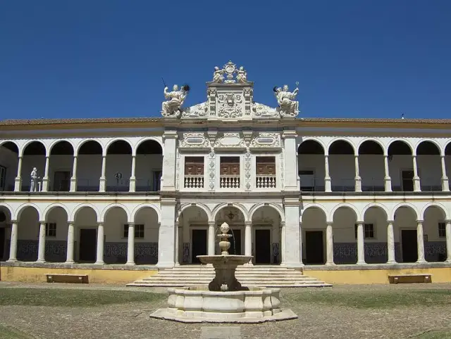 基础设施优异 地处海岛,风光迷人 波尔图大学 (universidade do porto