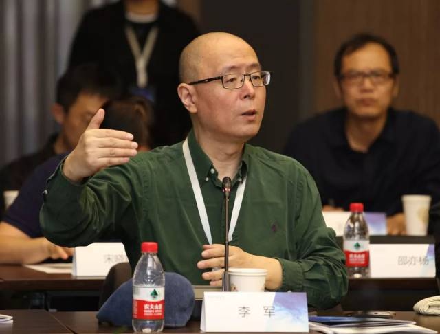 中央美术学院人文学院副院长李军介绍学位点基本情况 在实地考察环节