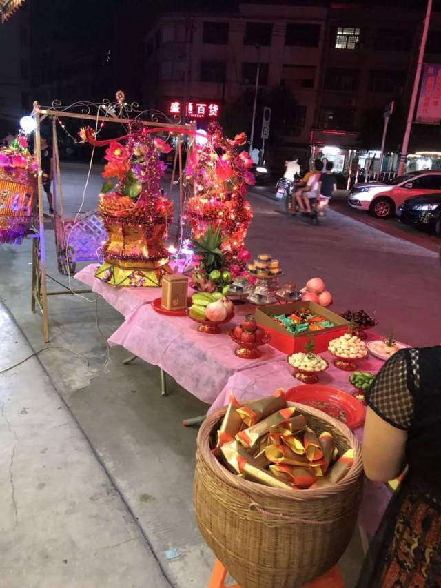 看看普宁人昨晚都是怎么"拜月娘"的!